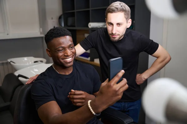 Lächelnder Afroamerikaner Macht Selfie Friseurladen Friseur Steht Der Nähe — Stockfoto