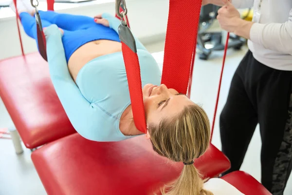 Biała Kobieta Stosująca Terapię Zawiesinową Trenerem Stosując Redcord Klinice Fitness — Zdjęcie stockowe