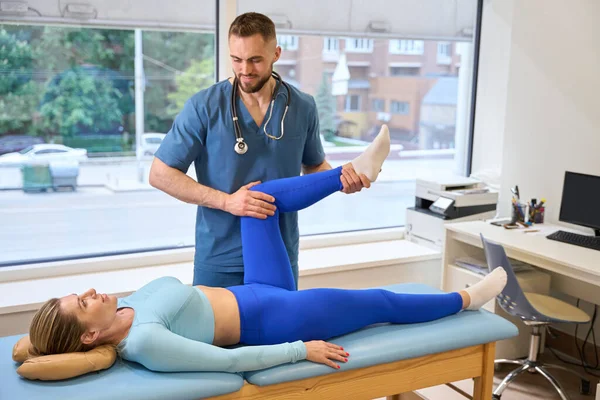 High Qualified Man Orthopedist Adjusting Kneecap Female Patient Who Complained — Stock Photo, Image