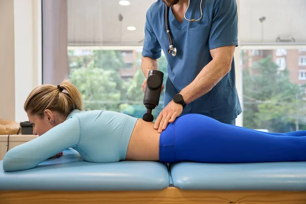 Male Traumatologist Massaging Athletic Woman Spine Massage Gun Reducing Tension — Stock Photo, Image