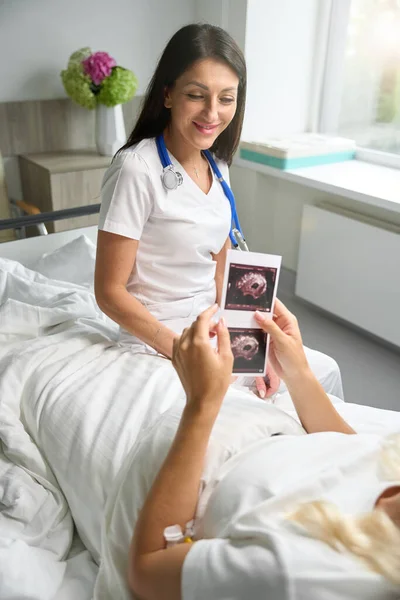 Mulher Uma Cama Hospital Segura Imagens Ultra Som Suas Mãos — Fotografia de Stock