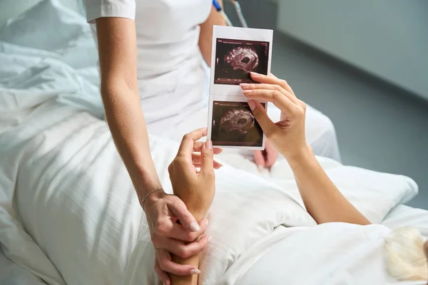 Hastanın Elinde Ultrason Fotoğrafları Var Doktor Onu Destekliyor — Stok fotoğraf