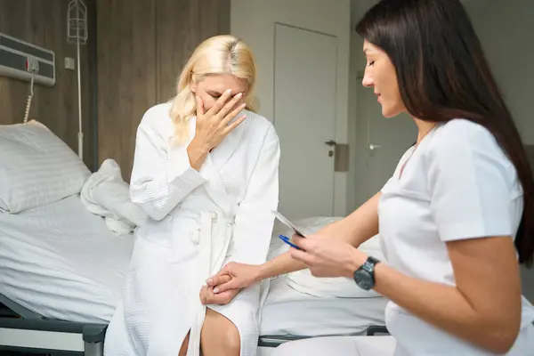 Attending Doctor Consoles Upset Female Patient Women Hospital Ward — Stock Photo, Image