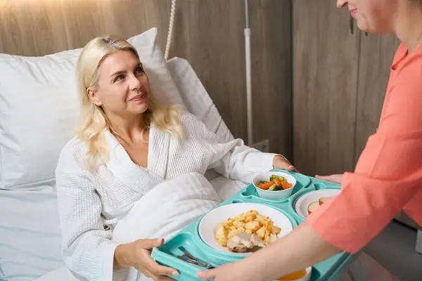 พยาบาลเส ฟอาหารให งบนเต ยงของโรงพยาบาล คนไข อาหารลดน าหน — ภาพถ่ายสต็อก