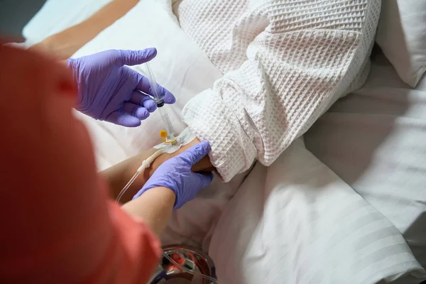Verpleegster Beschermende Handschoenen Doet Een Infuus Een Patiënt Een Ziekenhuisjurk — Stockfoto