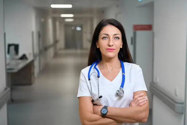 Doctora Brillante Pasillo Del Hospital Tiene Estetoscopio Cuello —  Fotos de Stock