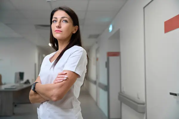 Una Joven Trabajadora Clínica Brillante Pasillo Del Hospital Una Doctora — Foto de Stock