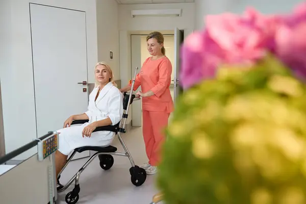 Νοσοκόμος Έφερε Μια Κυρία Ένα Δωμάτιο Νοσοκομείου Αναπηρική Καρέκλα Μια — Φωτογραφία Αρχείου