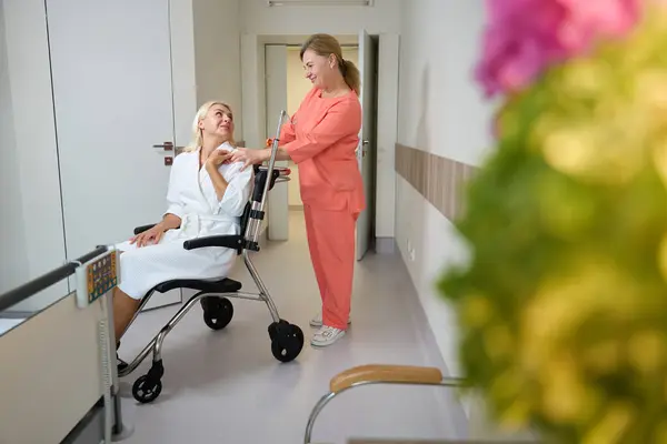 Ambulancier Amené Une Dame Dans Une Chambre Hôpital Fauteuil Roulant — Photo