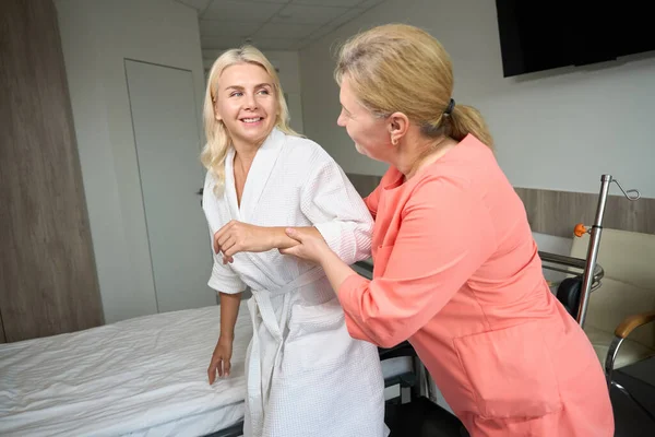 Infirmière Aide Patient Passer Fauteuil Roulant Lit Une Femme Robe — Photo