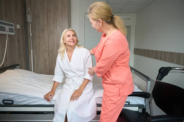 Enfermera Que Cuida Ayuda Paciente Trasladarse Silla Ruedas Cama Mujer — Foto de Stock