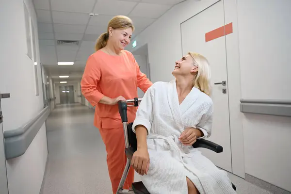 Travailleur Santé Emmène Patient Fauteuil Roulant Long Couloir Hôpital Les — Photo