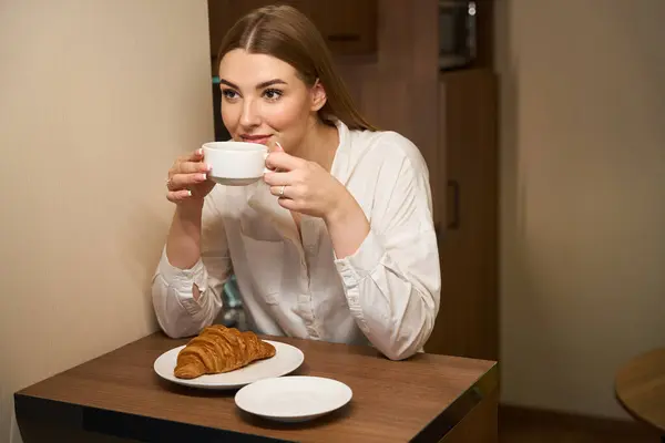 Mulher Bonita Com Bela Manicure Beber Café Comer Croissant Enquanto — Fotografia de Stock