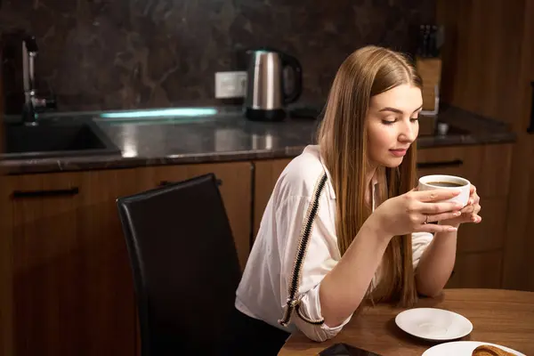 Mulher Caucasiana Com Cabelos Longos Bela Manicure Beber Café Enquanto — Fotografia de Stock