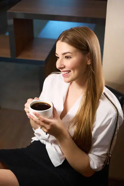 Mulher Feliz Com Bela Manicure Cabelos Longos Bebendo Café Enquanto — Fotografia de Stock