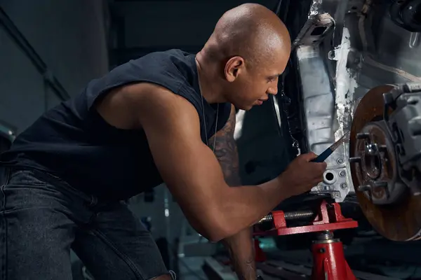 Trabalhador Afro Americano Oficina Reparação Automóveis Preenchendo Cuidadosamente Costura Soldagem — Fotografia de Stock