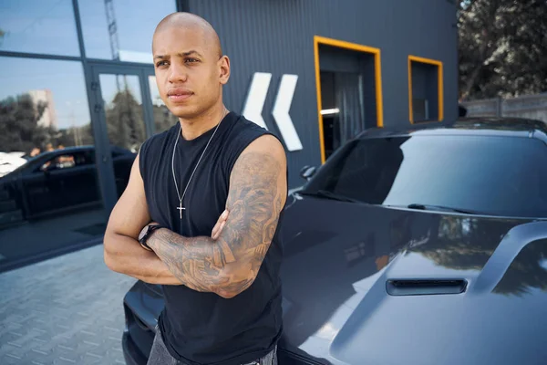 Self Confident African American Man Tattoos Leaning Luxury Car Engaging — Stock Photo, Image
