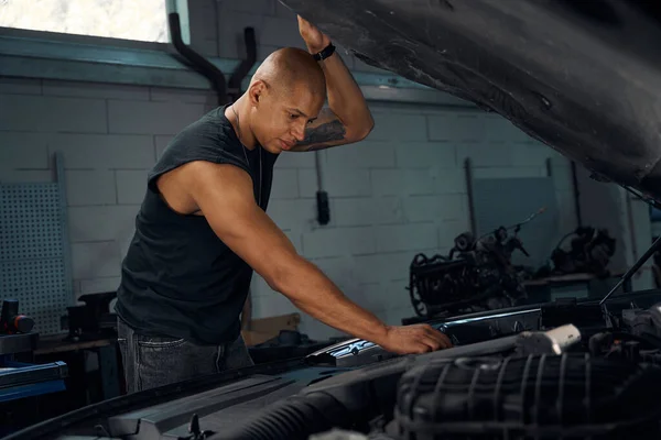 Afro Amerikanischer Automechaniker Der Mit Einer Hand Die Motorhaube Hält — Stockfoto
