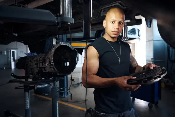 Besorgter Afrika Amerikanischer Automechaniker Entfernte Kupplungsscheibe Aus Auto Und Untersuchte — Stockfoto