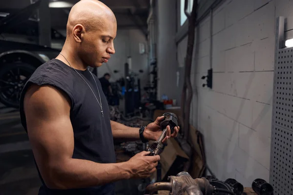African American Auto Mechanic Repairing Maintaining Piston Crank Mechanism Carefully — Stock Photo, Image