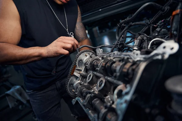 Close Afro Americano Auto Mecânico Engajar Reparação Motor Carro Desmontagem — Fotografia de Stock