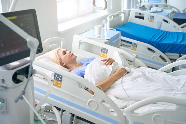 Medelålders Kvinna Ligger Speciell Sjukhussäng Hon Ansluten Till Ett Dropp — Stockfoto
