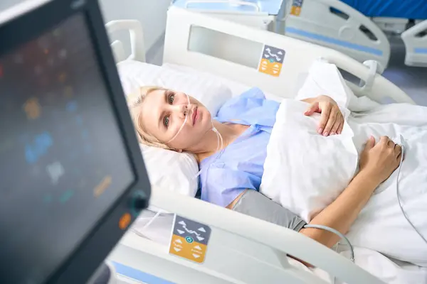 Female Surgery Lies Room Modern Equipment Monitoring Patients Vital Functions — Stock Photo, Image
