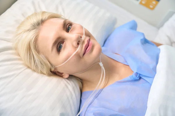 かわいい青い目の女性は酸素機械に接続され 現代医療機器は病院で使用されます — ストック写真