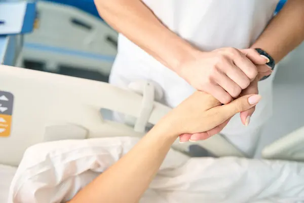 Verpleegster Houdt Patiëntenhand Vast Moedigt Dame Aan Operatie — Stockfoto