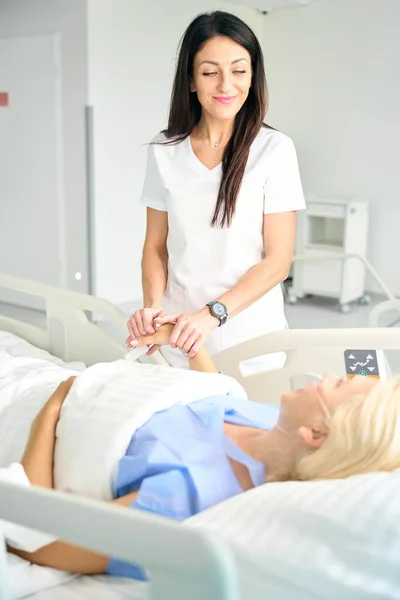 Leuke Verpleegster Moedigt Een Dame Operatie Patiënt Ligt Een Speciale — Stockfoto