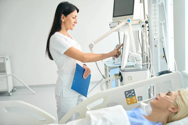 Medico Regola Impostazioni Dell Apparecchiatura Monitoraggio Paziente Trova Sul Letto — Foto Stock