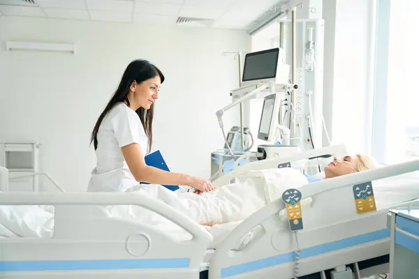 Заботливая Медсестра Общается Пациенткой После Операции Держит Руку — стоковое фото
