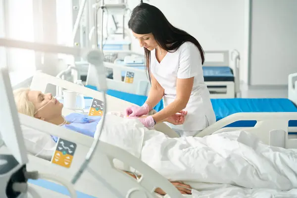 Verpleegster Geeft Een Injectie Een Ader Van Een Patiënt Operatie — Stockfoto
