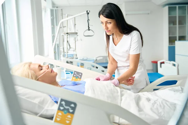 Sjuksköterskan Mäter Ett Patientblodtryck Efter Operation Sjukvårdspersonal Bär Skyddshandskar — Stockfoto