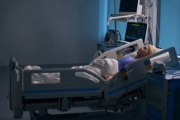 Kobieta Odpoczywa Operacji Oddziale Intensywnej Terapii Jest Podłączona Urządzeń Medycznych — Zdjęcie stockowe