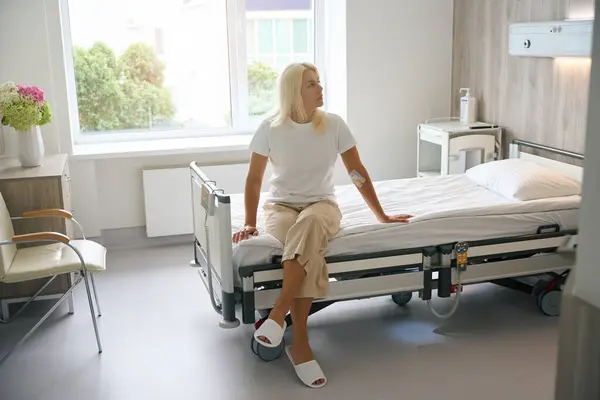 Güzel Bir Kadın Bir Hastane Yatağında Parlak Bir Odada Komodinin — Stok fotoğraf