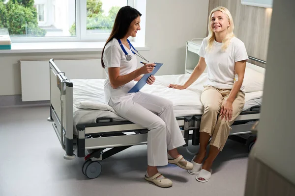 Médico Asistente Comunica Con Paciente Una Sala Hospital Las Mujeres —  Fotos de Stock