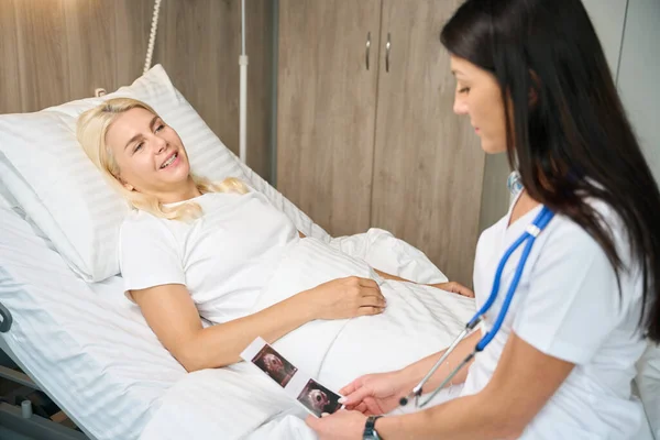 Lekarz Prowadzący Bada Wyniki Usg Pacjenta Kobiety Oddziale Szpitalnym — Zdjęcie stockowe