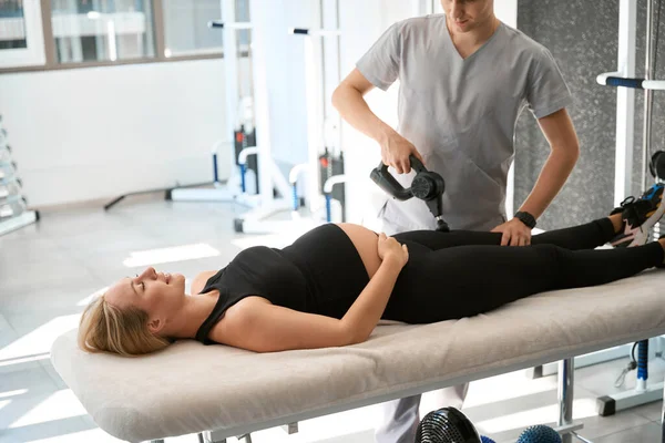Specialist Physiotherapist Uses Special Physiotherapeutic Device His Work Pregnant Client — Stock Photo, Image