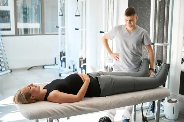 Male Physiotherapist Conducts Pressotherapy Session Wellness Center Woman Wearing Special — Stock Photo, Image