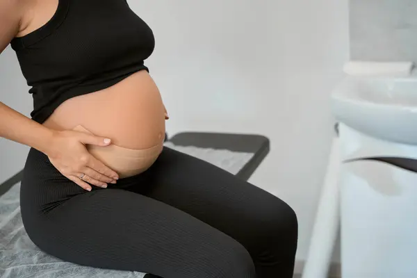 Těhotná Žena Sedí Masážním Stole Pásky Břiše — Stock fotografie