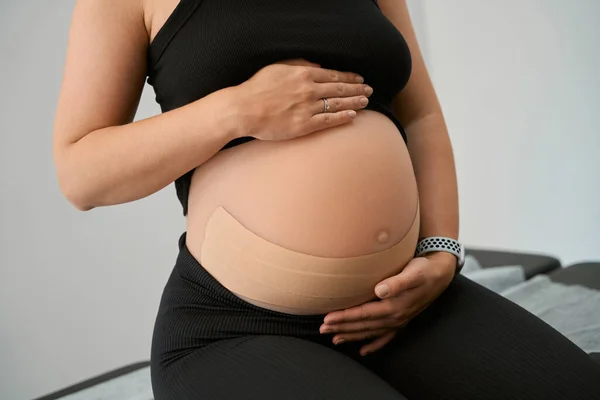 Madre Embarazada Está Sentada Una Mesa Masaje Tiene Cintas Estómago —  Fotos de Stock