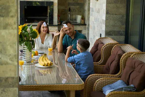 Ebeveynler Alnında Çıkartmalarla Masada Otururlar Arasında Oğluyla Oynarlar — Stok fotoğraf