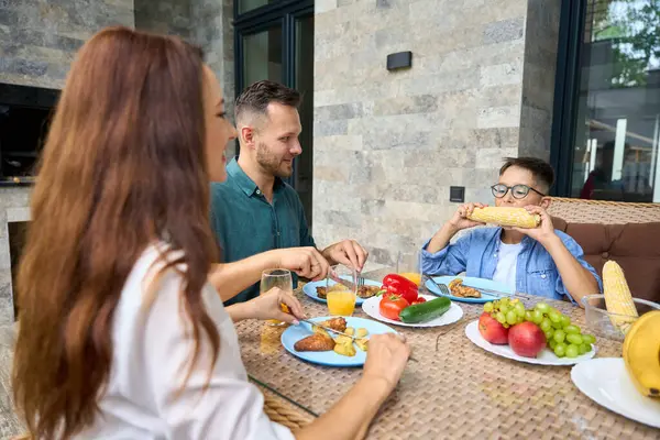 Ragazzo Adolescente Mangia Mais Con Appetito Una Famiglia Pranza Sulla — Foto Stock