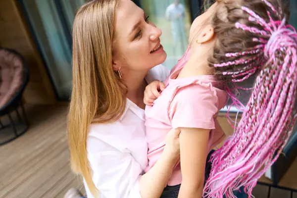 Opiekuńcza Kochająca Matka Patrząca Swoją Córeczkę Miłością Czułością Przytulające Przytulające — Zdjęcie stockowe