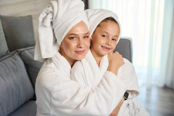 Piękna Matka Ładna Córeczka Białych Miękkich Szlafrokach Ręcznikach Kąpielowych Głowach — Zdjęcie stockowe