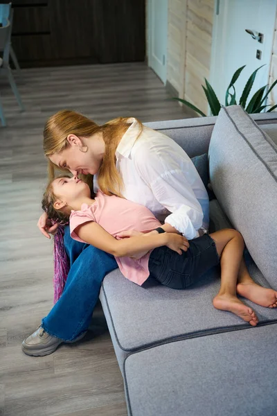 母と娘は抱擁し リビングルームでソファーに座って楽しい時間を過ごし 一緒に過ごし 母と娘の関係 — ストック写真