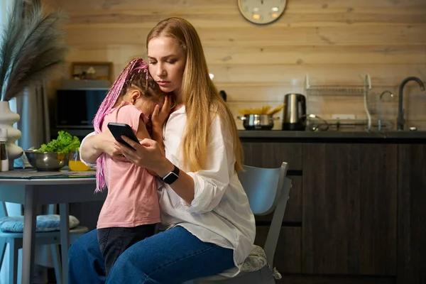 Madre Preocupada Abrazando Pequeña Hija Llorando Llamando Servicio Emergencia Niña —  Fotos de Stock