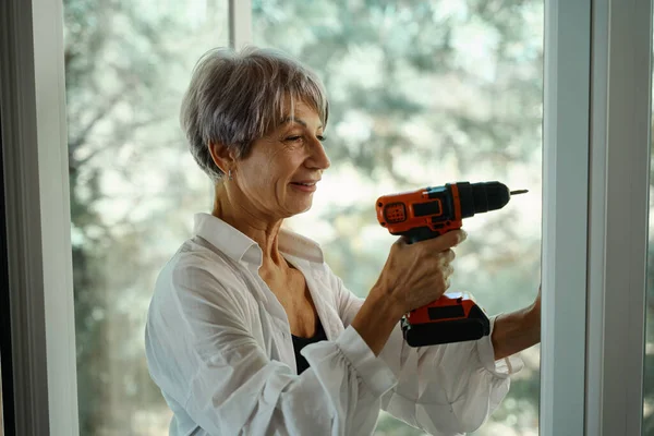 Ältere Dame Erledigt Kleinere Reparaturen Hause Selbst Sie Benutzt Eine — Stockfoto