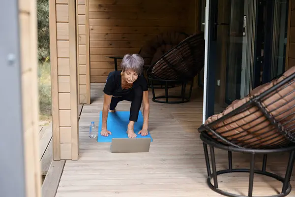 Pensionato Sta Facendo Yoga Fronte Computer Portatile Trova Una Terrazza — Foto Stock